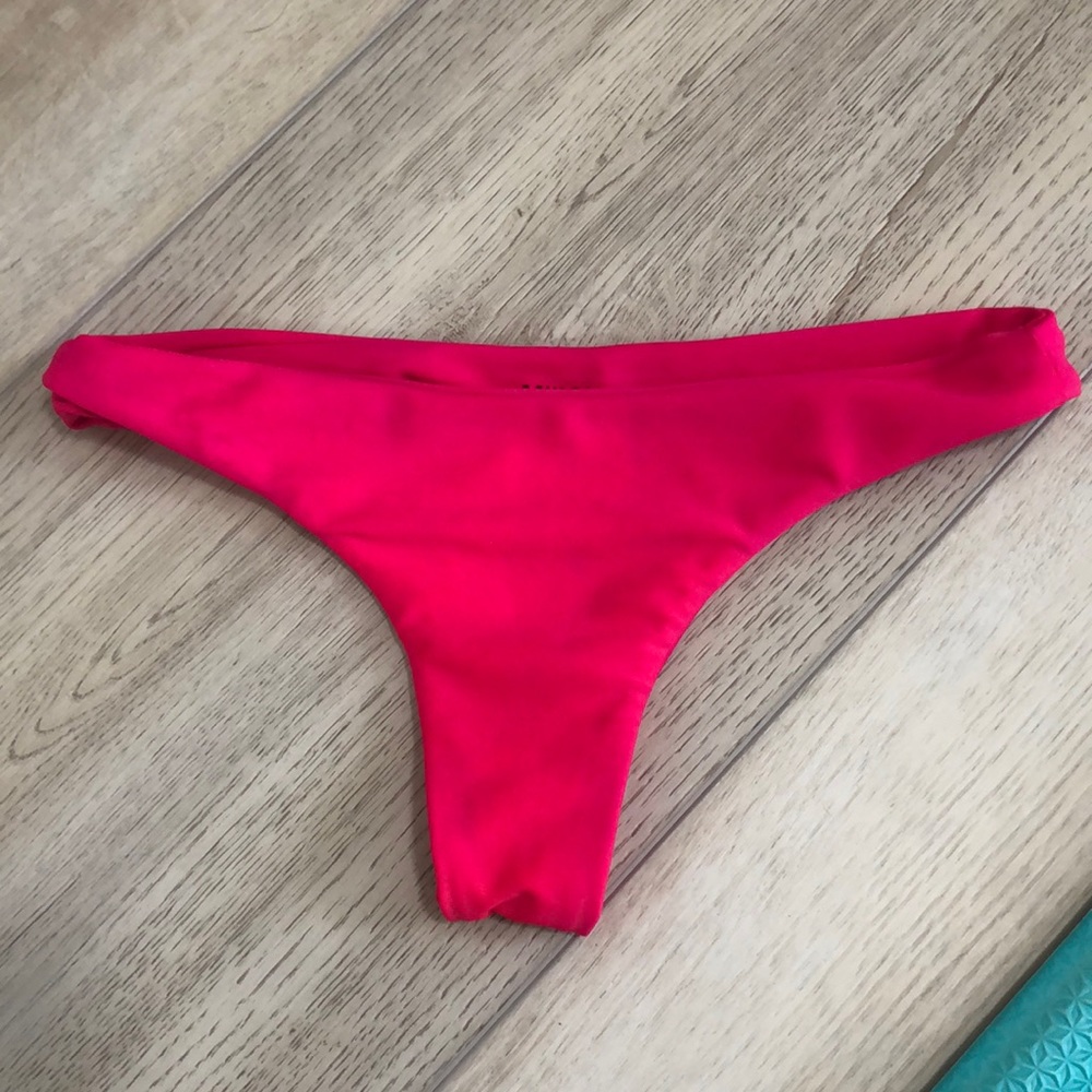 Excellent condition Mikoh Lahaina bottoms in bright pink color.